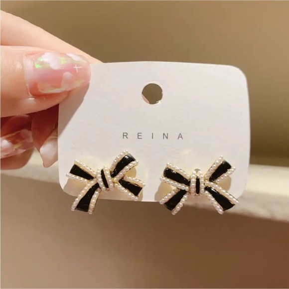 Gold Filled Black Bow Pearl Earrings - Picture 1 of 1